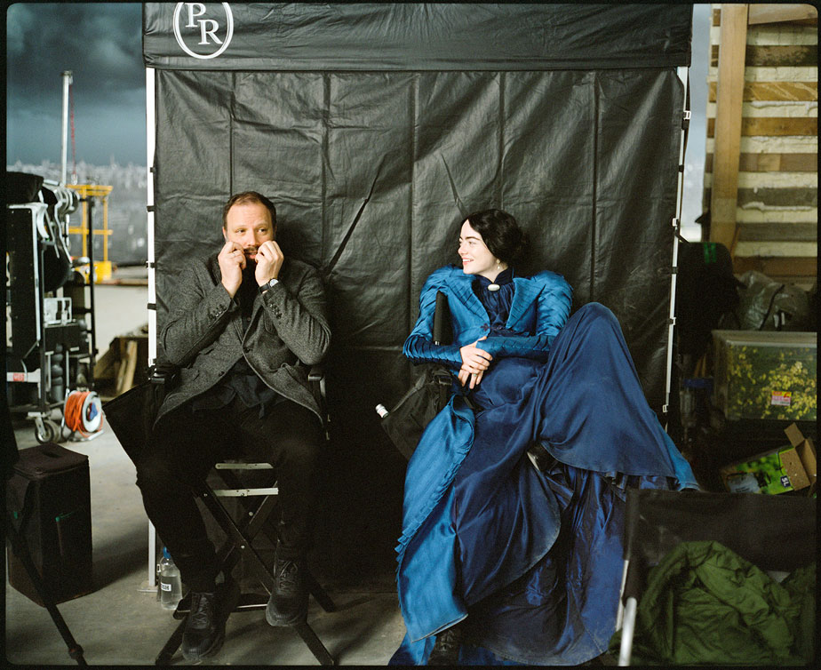 Yorgos Lanthimos and Emma Stone on the set of Poor Things - Foto Atsushi Nishijima